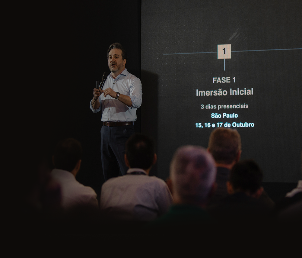 Palestrante no palco durante edição anterior do Fórum Gestão & Governança para Empresas Familiares