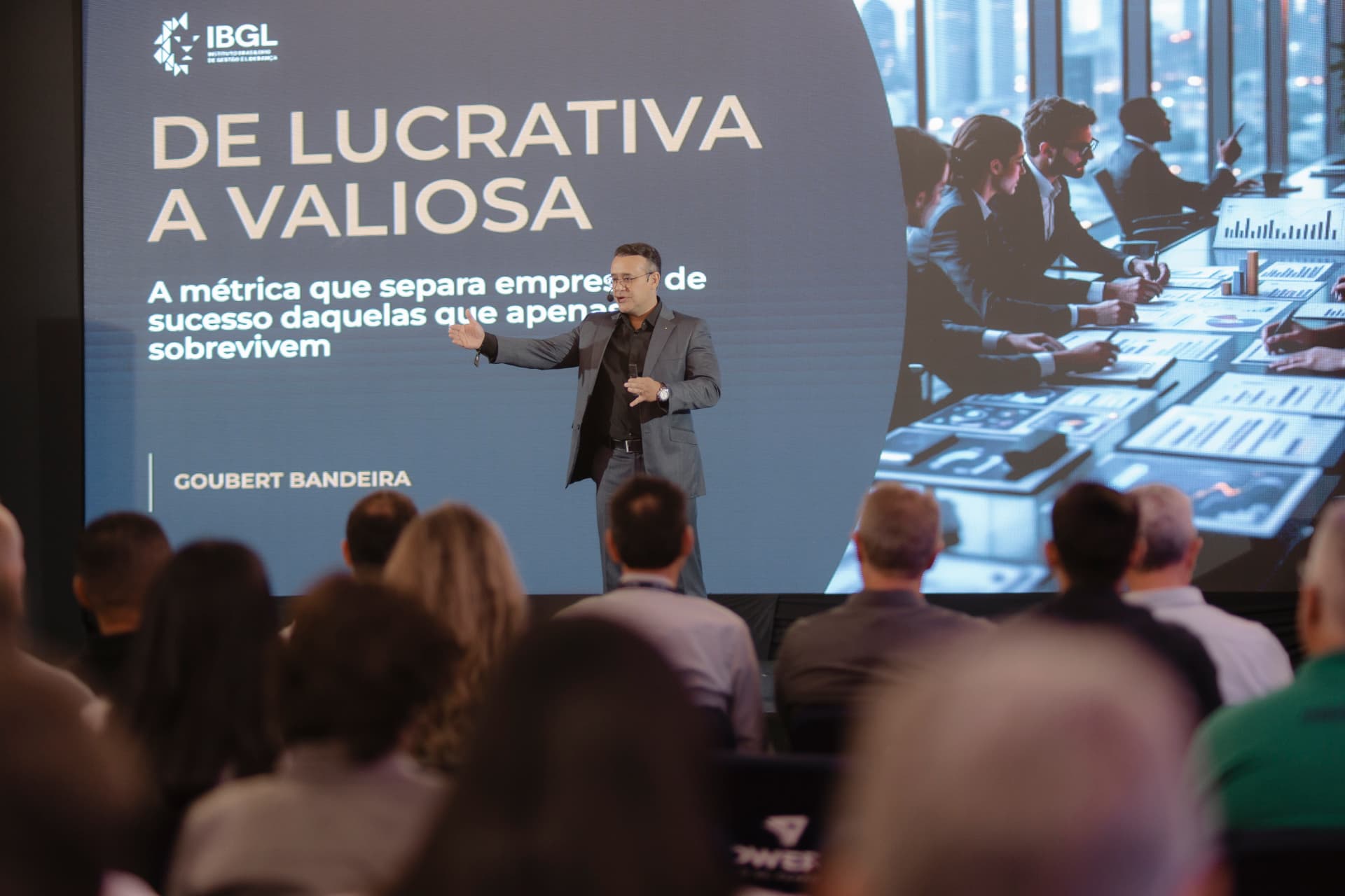Palestrante conduzindo apresentação para a plateia